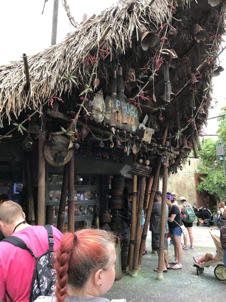 Pongu Pongu thatched hut drink stand