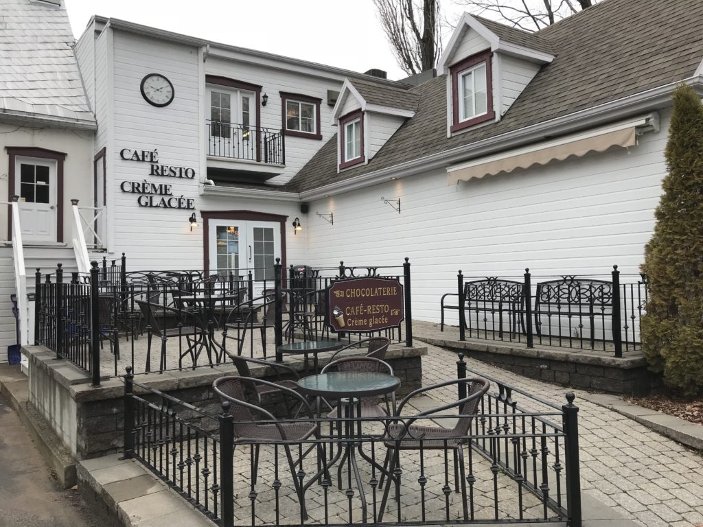 You are currently viewing Get the Best Chocolate-Dipped Ice Cream in Quebec at a Chocolate Shop